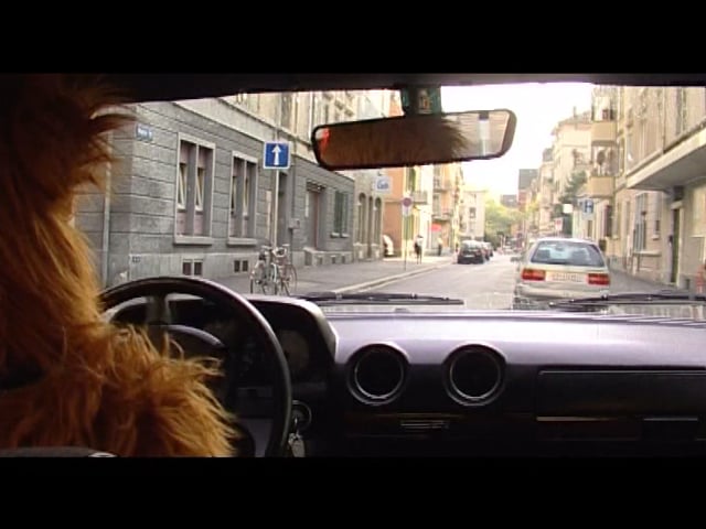 Videostill mit Chewbacca am Steuer durch den Zürcher Kreis 4