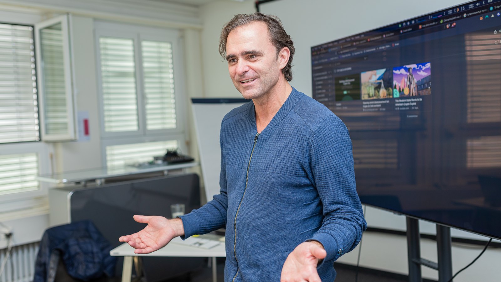 Roman Weber spricht an einem Workshop.